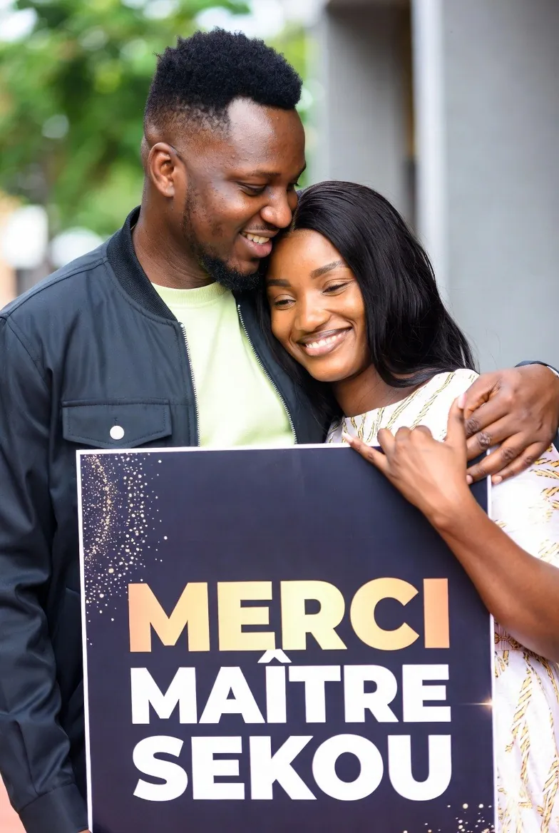 Un couple réuni et souriant après un accompagnement de retour affectif